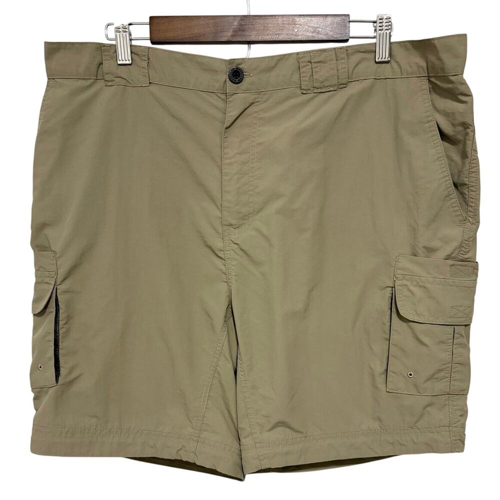 Magellan Outdoors Mens XL Khaki Fish Gear Water Repellent Cargo Fishing Shorts